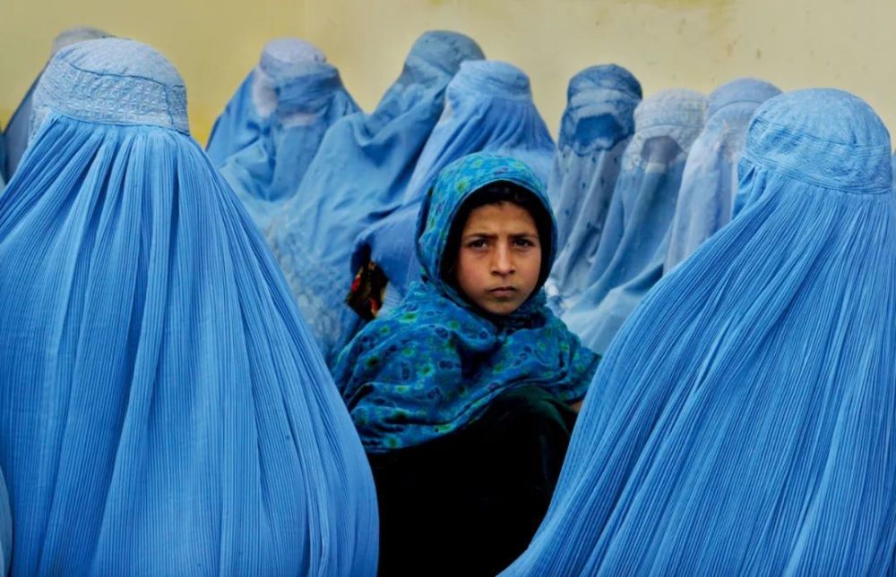 被遗忘的阿富汗女学生：无学可上，有家难回