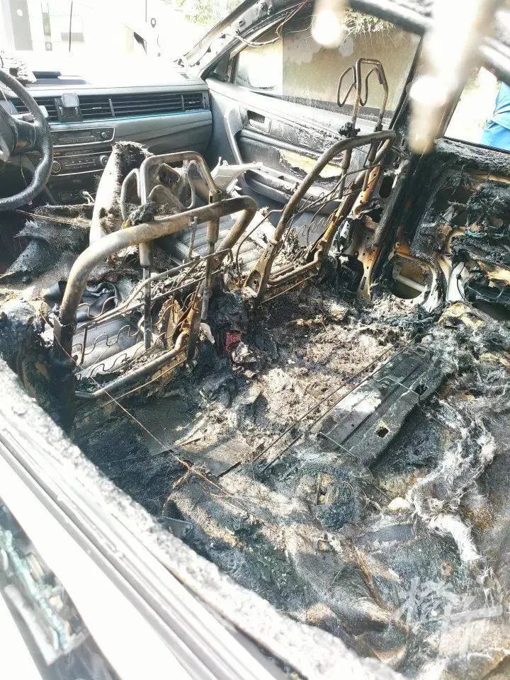 阿姨走下来打听,说是地下车库有一辆车在充电的时候爆炸了