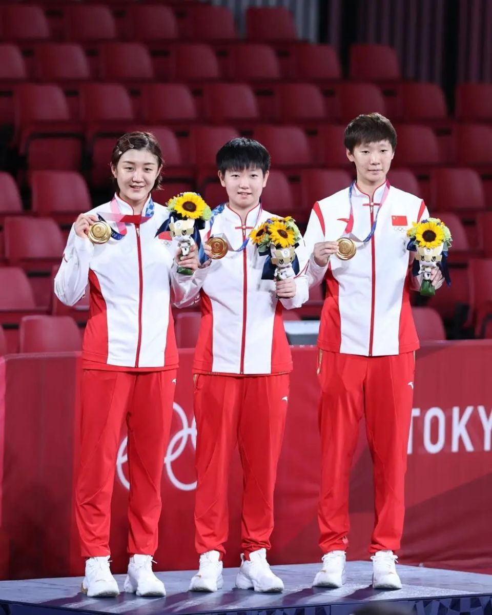 巴黎奥运会获奖运动员手中长条形盒子里是什么?揭秘啦