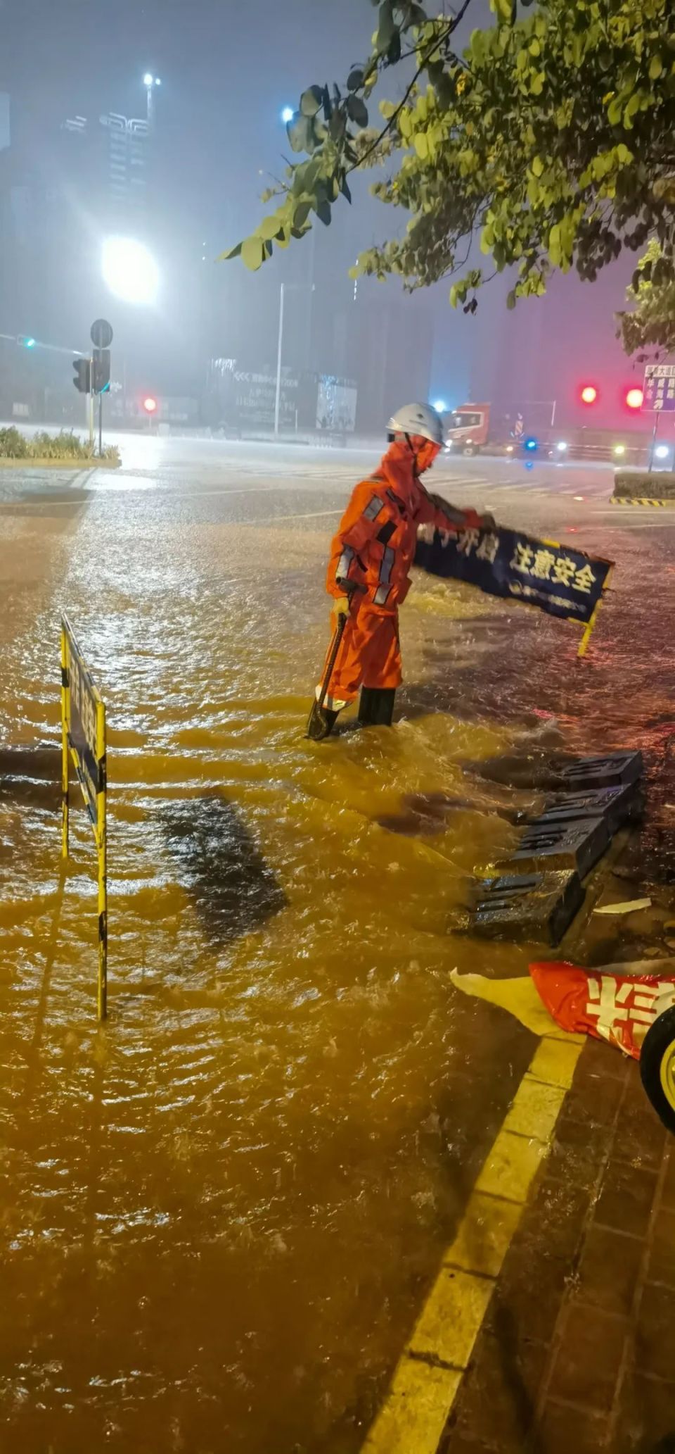 手摸雨水的图片图片