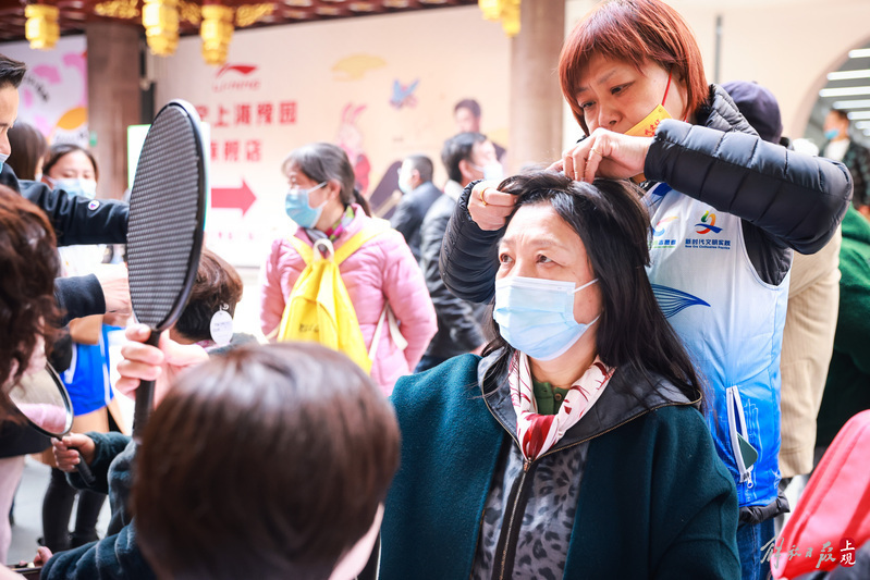 全國勞動模範,老鳳祥銀樓城隍分號馬海燕進行首飾清洗和諮詢.