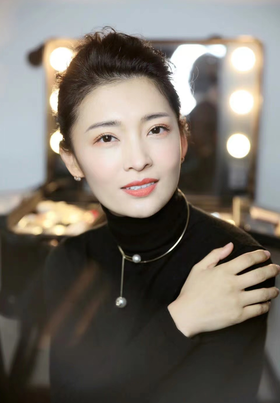 安徽主持马滢现身婚礼主持,出场费被曝5万,嫁总裁老公发福明显_腾讯