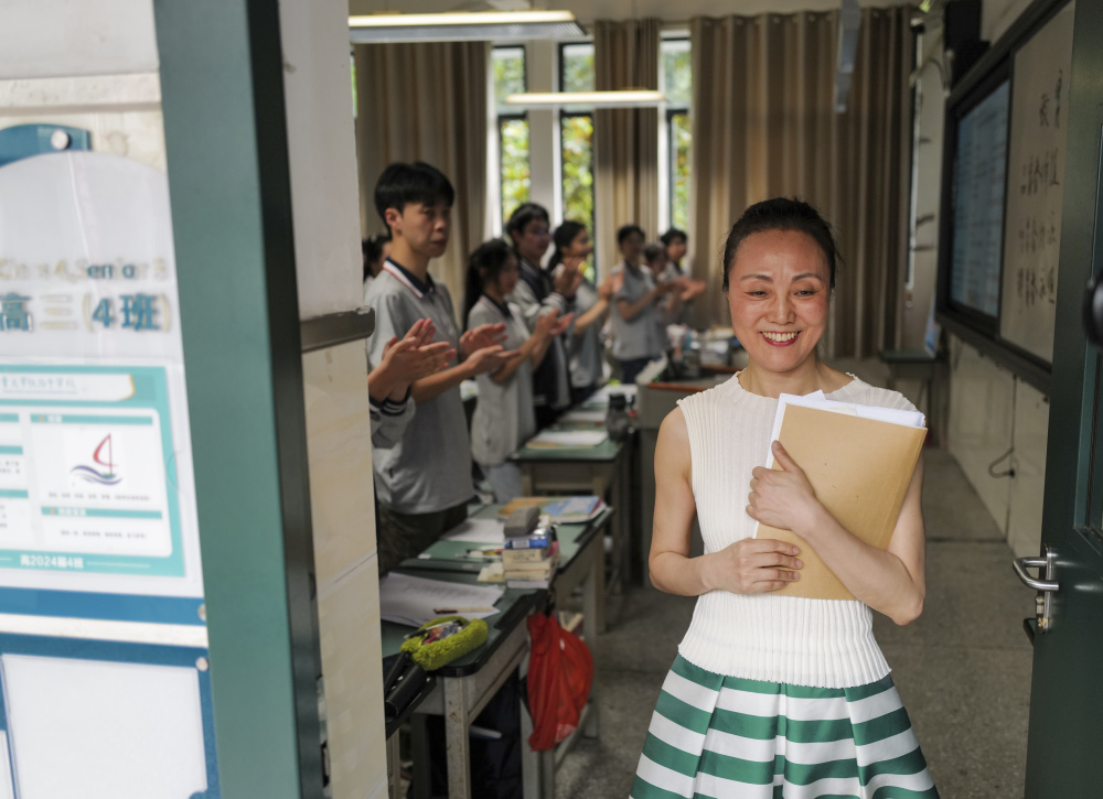 图片故事丨高三教师曾昕:我们站在山岗上目送