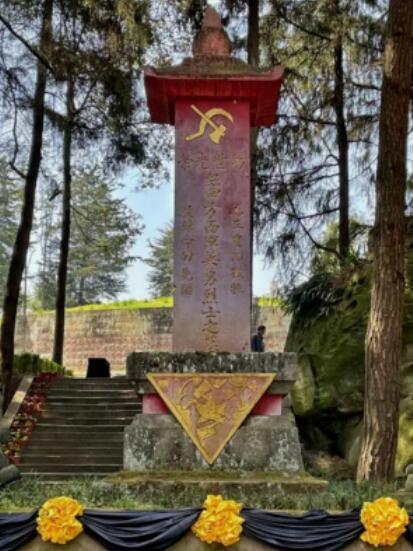 川陕革命根据地红军烈士陵园位于四川省巴中市通江县沙溪镇王坪村.