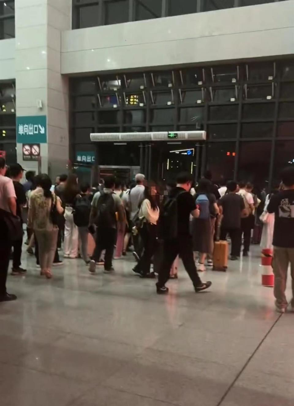 广西玉林火车站出站通道因大雨被淹,当地:已恢复正常通行