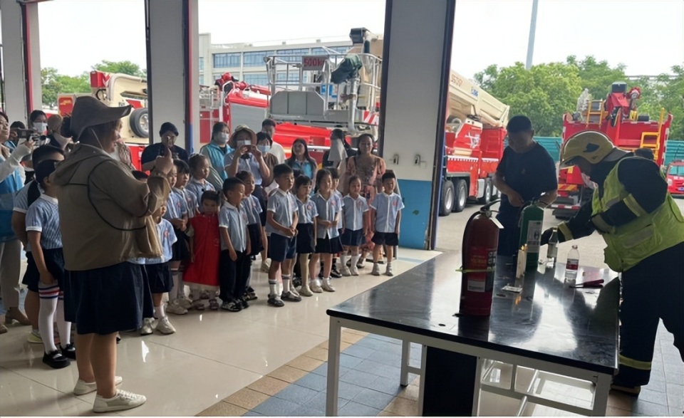江苏泗洪重岗街道:大手拉小手 消防安全齐步走