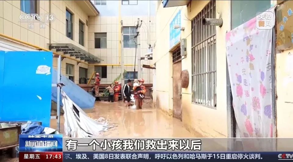 陜西一地突遭大暴雨，200多輛車被沖上街頭，居民：天像開了窟窿