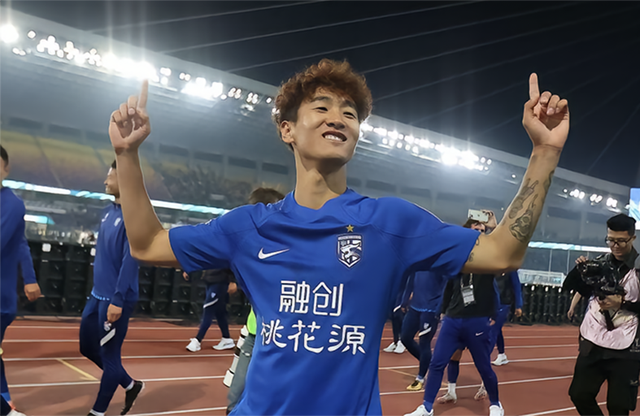 承认吧山东泰山全面落后武汉三镇韦世豪选择球衣号码有点意思