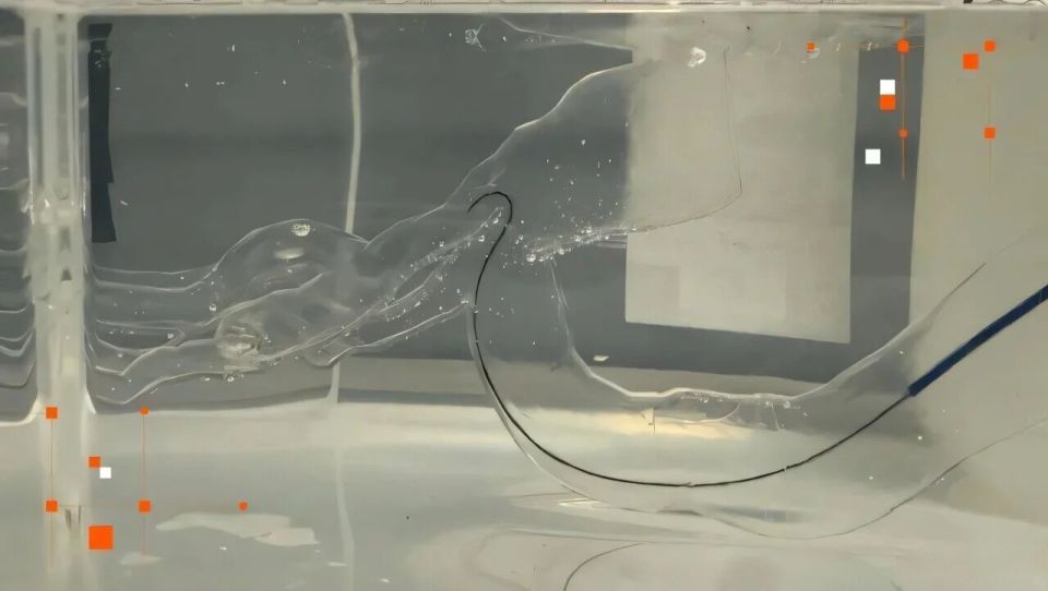 人工智能控制的导丝正在透明的 3D 打印血管模型中穿行