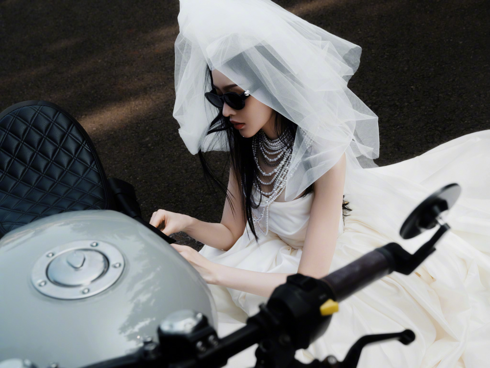 张天爱婚纱造型开机车女神气质浪漫又炫酷