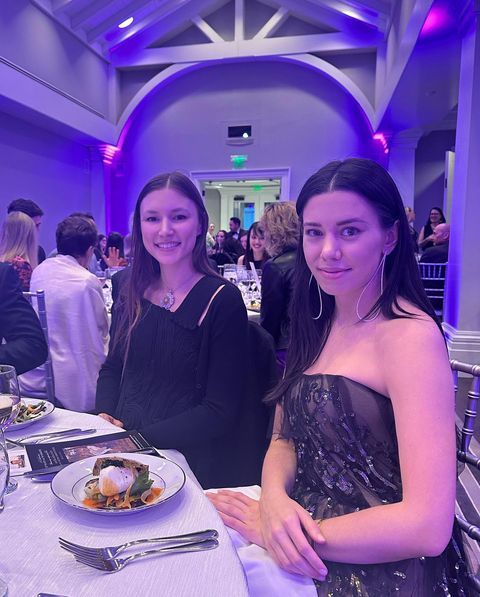 亲生的,是她在41岁那年和前夫亚瑟·贝克尔(arthur becker)一起收养的