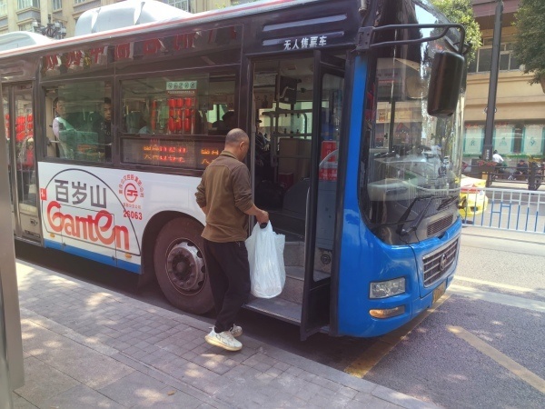 市民购买中药材后在储奇门桐君阁中医药材市场站乘坐862路公交.