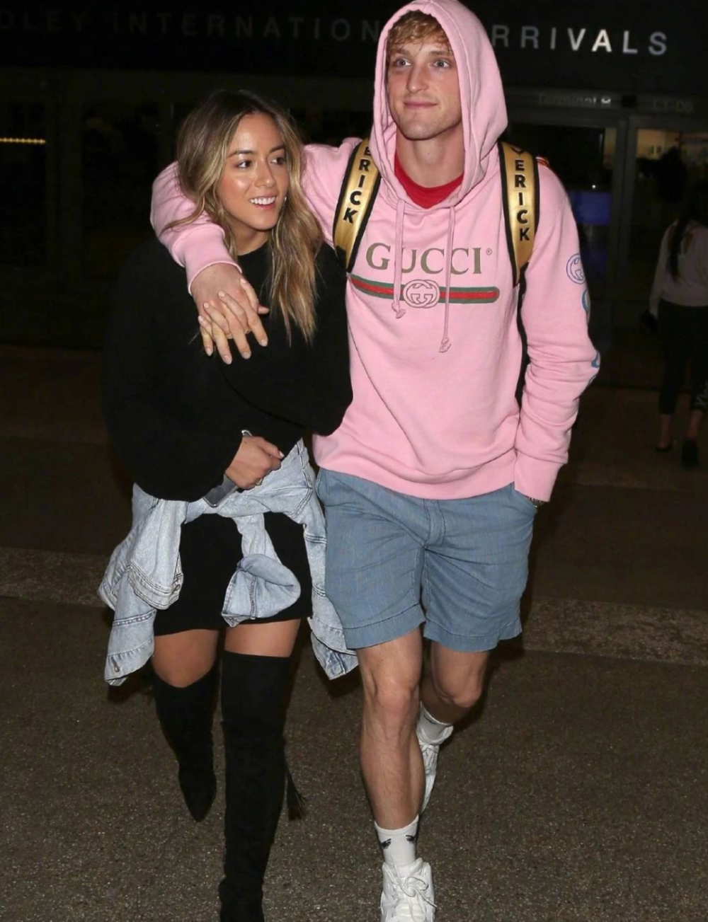 现年35岁的英国男星塔伦·埃哲顿(taron egerton)夜游出街的