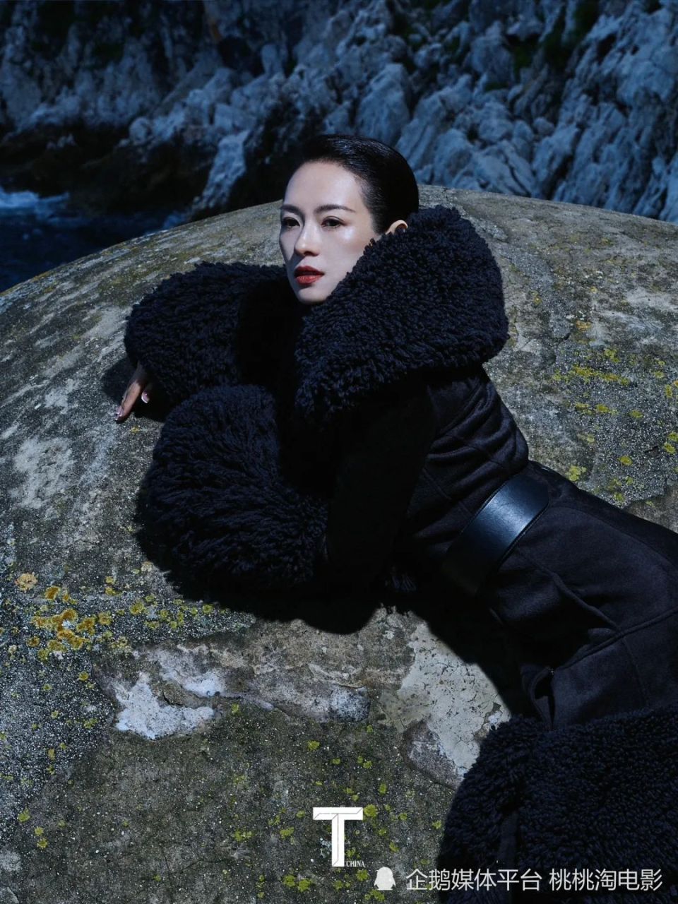 章子怡戛纳海边拍摄时尚大片,华服美钻光彩照人