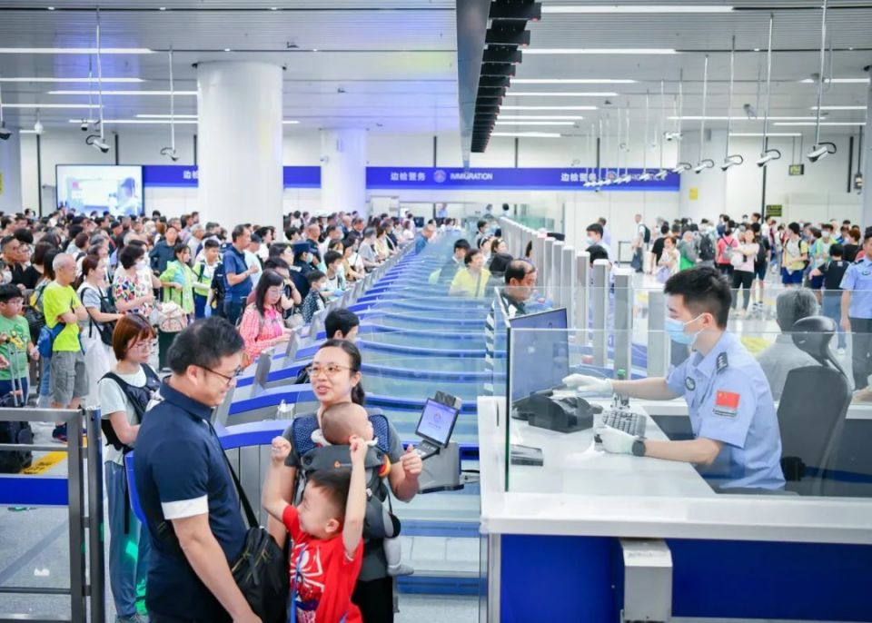 莲塘边检站客流大数据监测显示,5月15日当天莲塘口岸客流呈现三个特点