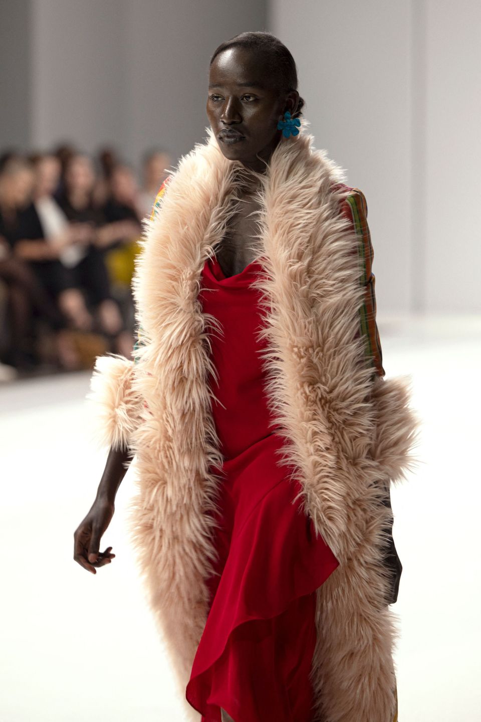 4月19日,模特在南非米德兰举行的2024南非时装周上展示新款服装.