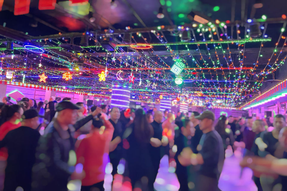 "今晚熄灯吗":重庆砂舞厅里的隐秘情事_腾讯新闻