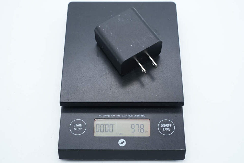 充电器拿在手上的大小直观感受.厚度为27.87mm.宽度为48.44mm.