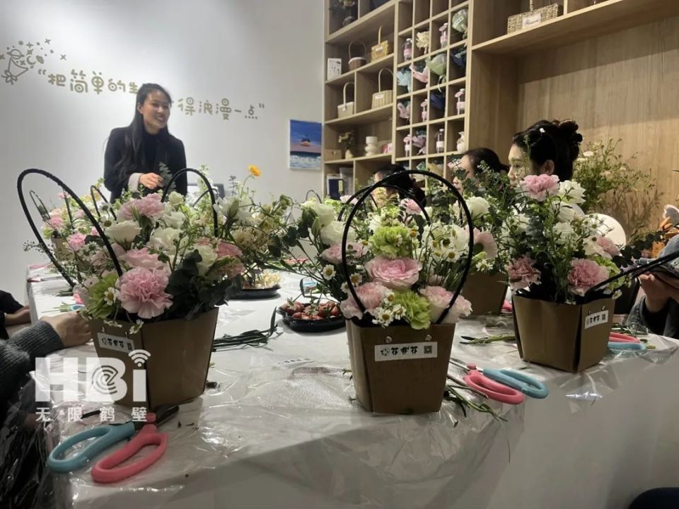 鹤壁"市民夜校"花艺课:送自己春天第一束花