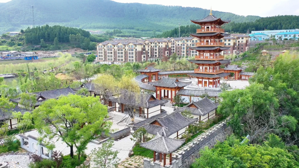 新华社探寻历史古迹吉林省白山市长白县千年崖城等你来