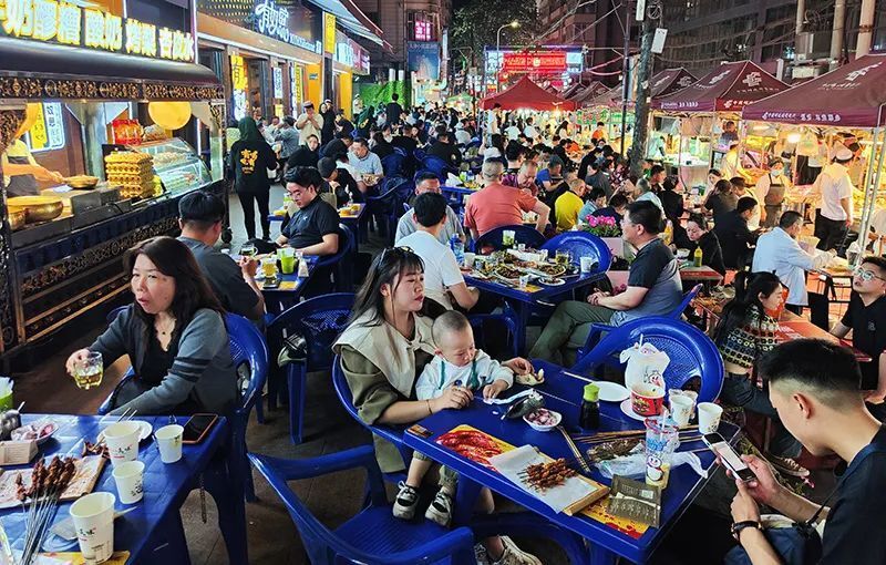 "外摆经济"点旺城市烟火气_腾讯新闻