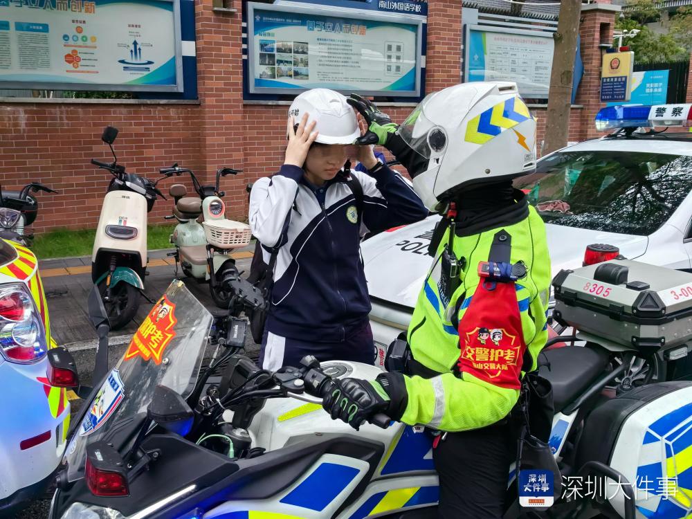 深圳市公安局交警支队福田大队三名铁骑队员迅速响应,即刻展开护送.
