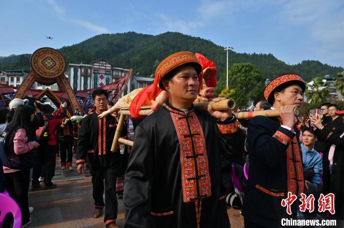 "世界瑶都"广西金秀欢庆盘王节 瑶族风情醉游人