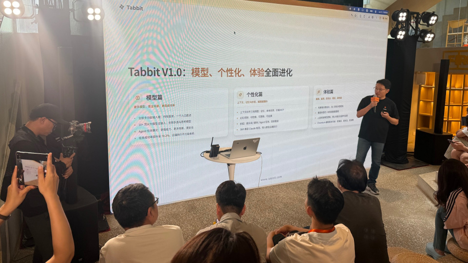 美团Tabbit上线百日：AI浏览器闯入红海，光年之外首份“答卷”能走多远？_腾讯新闻
