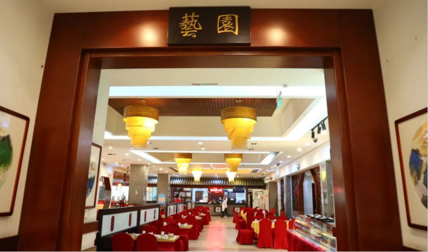 食堂宵夜共庆建党百年2021年盛夏,时逢建党百年二百余名北大师生参与