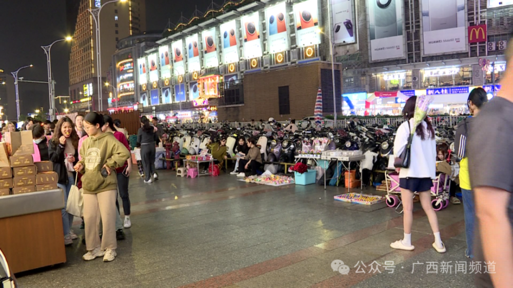 记者在走访中观察到,从西南商都天桥到百货大楼这段仅二百多米的路途