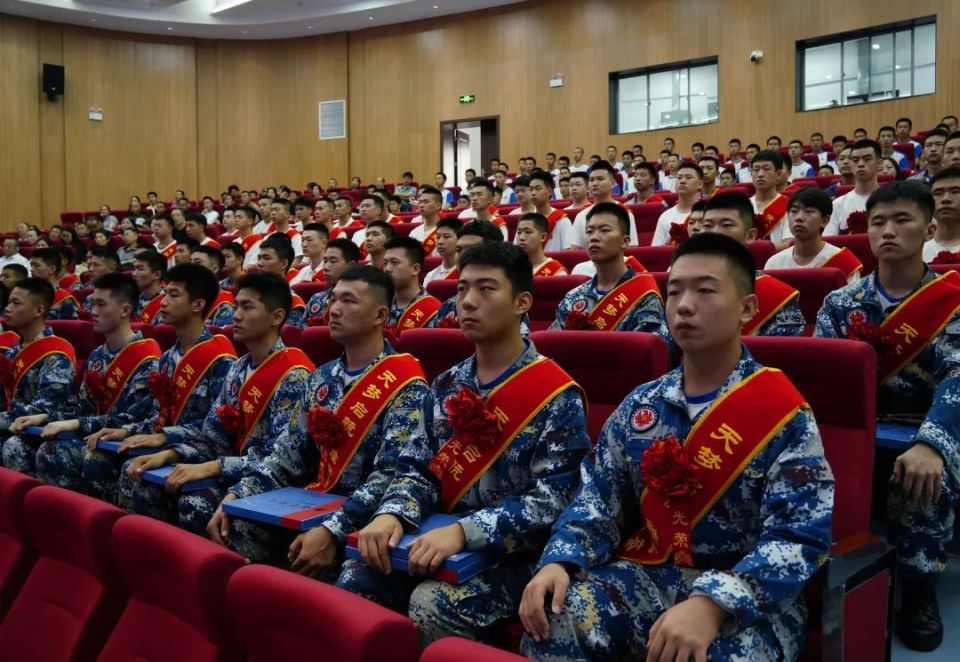 为飞行学员在全国地级市中排名第一陕西省政府和西部战区空军政治工作
