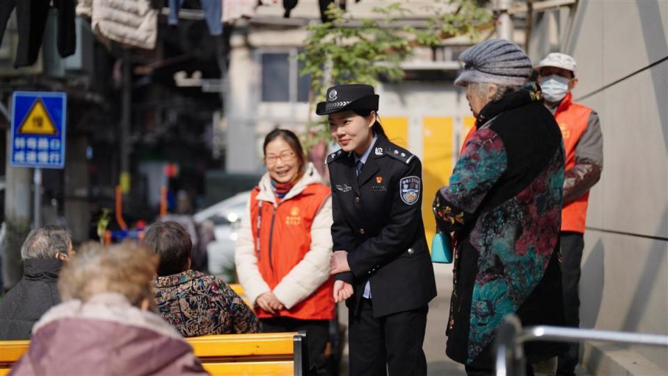 打卡90后社区女警黄珂平凡的一天