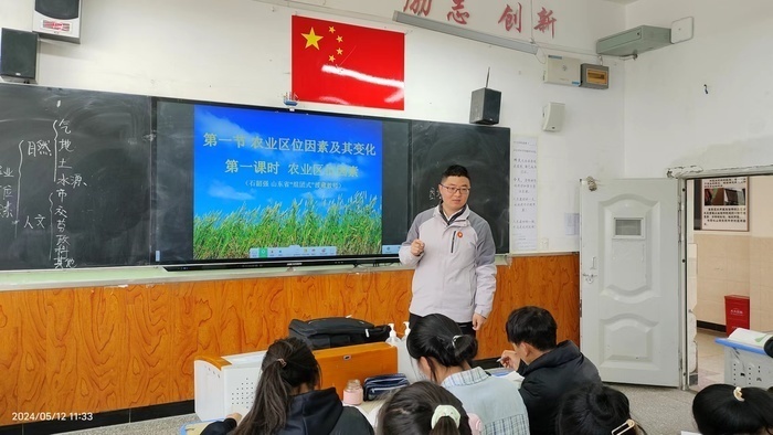 在日喀则市第一高级中学组织的"青蓝工程"——新老教师结对活动中,石