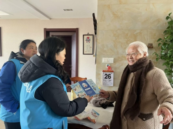 为进一步增强社区居民的安全意识，预防和减少安全事故的发生，近日，江苏省扬州市邗江区新盛街道新悦社区组织网格员开展了一场安全生产宣传活动。此次活动以“安全无小事，防范靠大家”为主题，旨在通过面对面宣传，