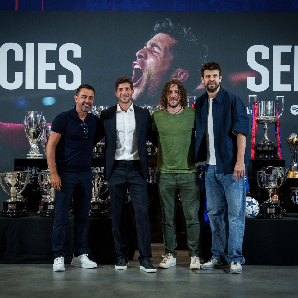 巴萨官方晒罗贝托,哈维,皮克,普约尔合照:传奇