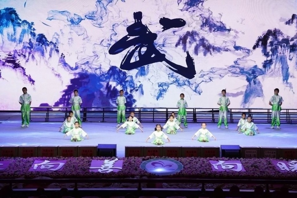 吉林省孤儿学校孩子们开心过六一