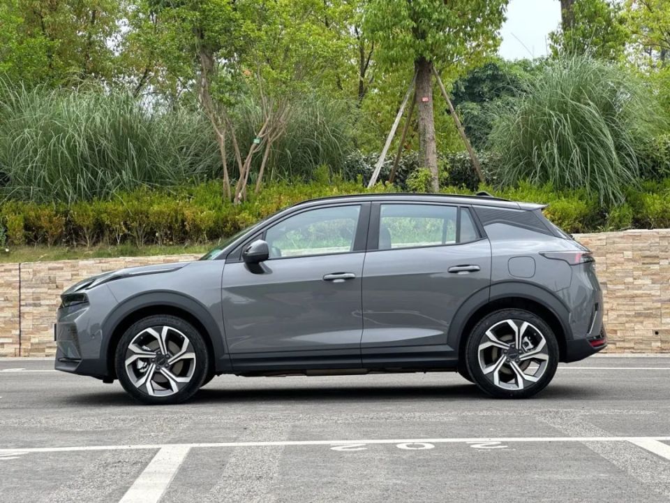 家用suv小钢炮,油耗低至1.1l,男女通吃,10万出头就能买