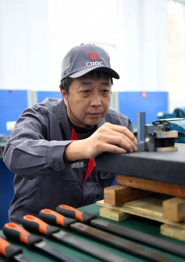 劳模风采2023年全国五一劳动奖章张永平站在光里的英雄