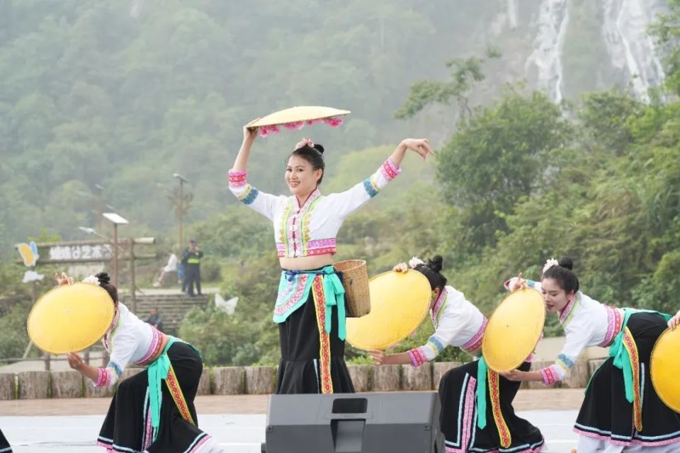 在开幕式现场,金平县民族歌舞团以及马鞍底乡当地的文艺团队给在场的
