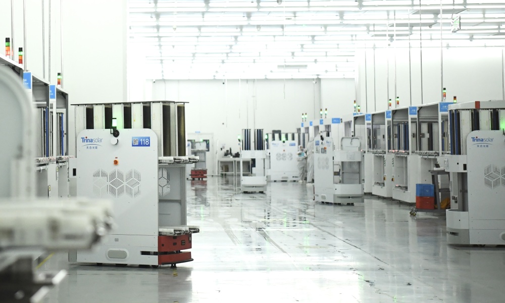 6月4日,在天合光能江苏淮安基地,运输机器人在车间忙碌作业.