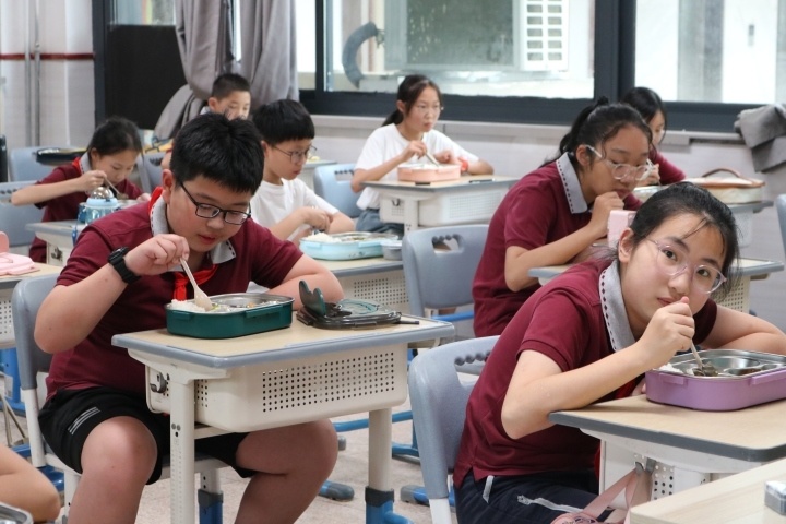 今天杭州初一学生有点忙,家长有点紧张