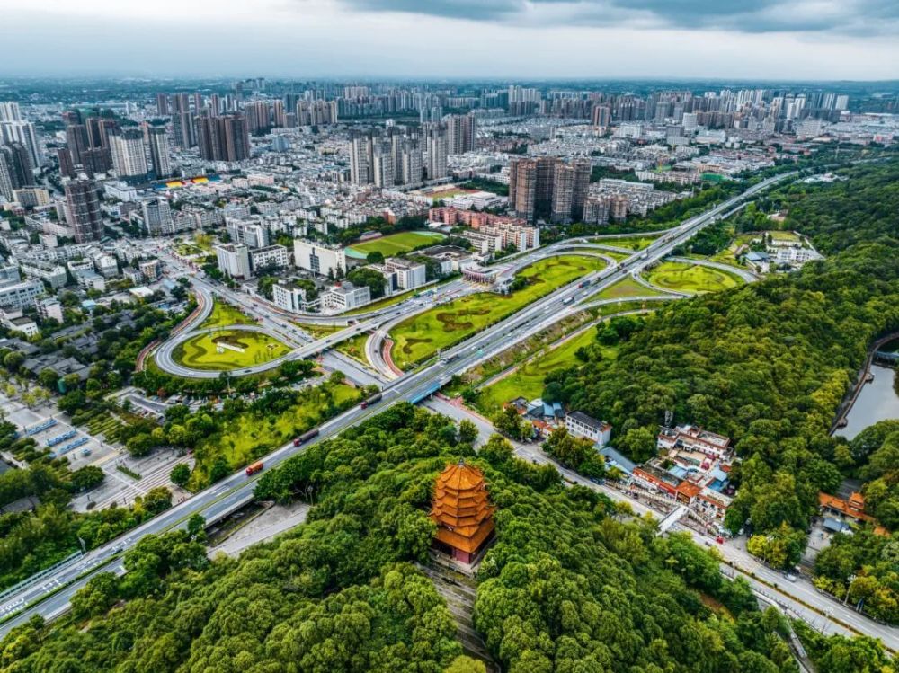枚《城市之梦》摄影 李欢《自然书法》摄影 王新民《金色瀑布》摄影
