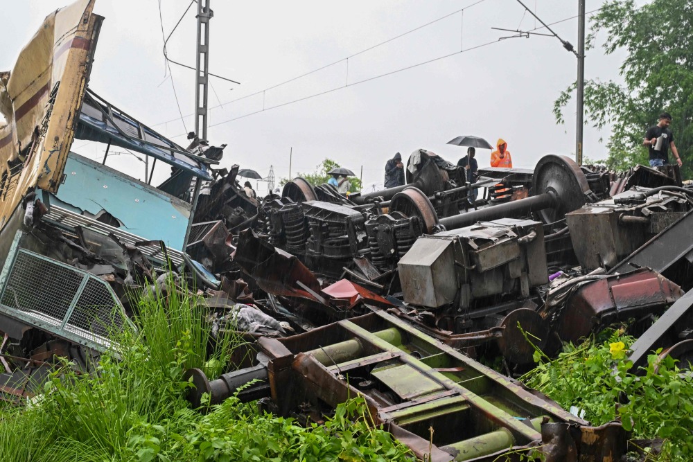 新华社/法新这是6月18日在印度西孟加拉邦拍摄的火车追尾事故现场.