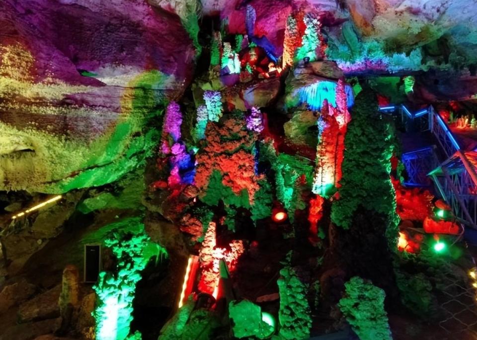 禹王洞石一个天然溶洞,据地质部门提供的资料,大约在4亿年前,这里是一