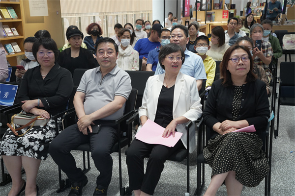 韩可胜向上图赠送他的作品《最美的节气诗词》等书.