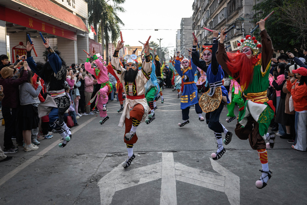 普宁上演英歌舞最帅"炸街"