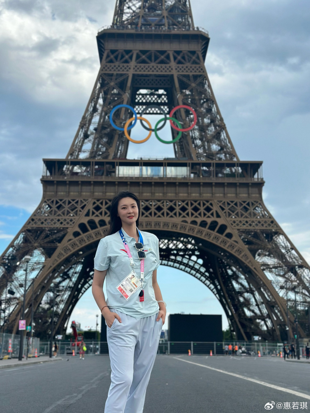 惠若琪晒埃菲尔铁塔前美照,担任巴黎奥运会直播解说,风采不减当年!