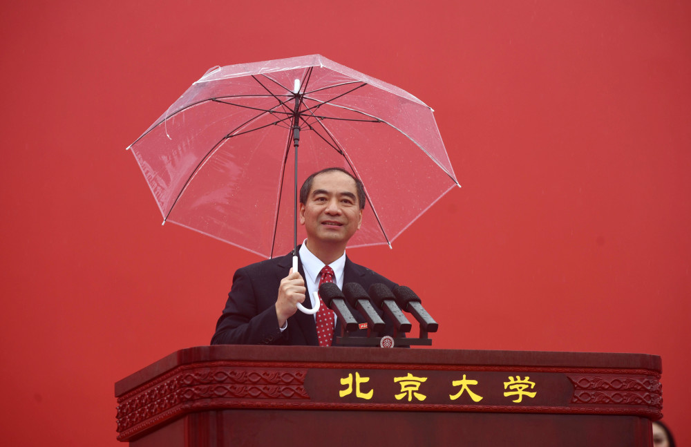 北大学子雨中迎开学，龚旗煌寄语新生“用好求知问学的黄金时期”_腾讯新闻