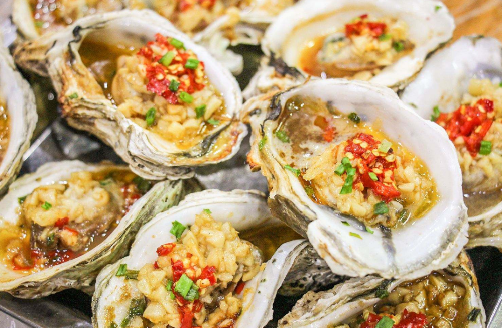 西河印象美食风情街:位于大姚县西河的两侧,由餐饮娱乐商住客栈区