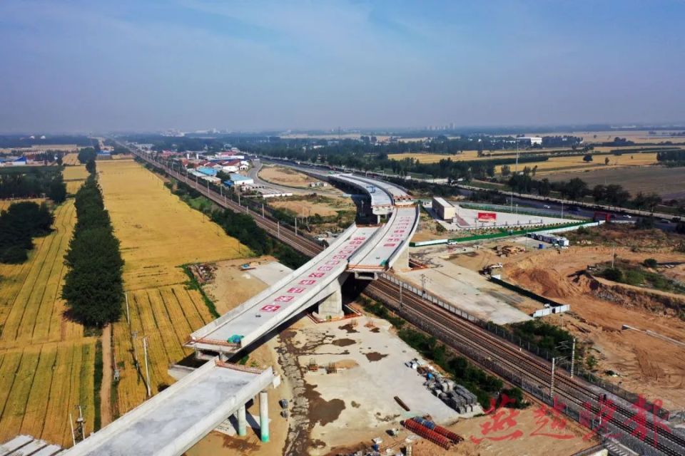 5月28日凌晨2时45分,国道g307晋州绕城段改建工程跨石德铁路2号转体桥